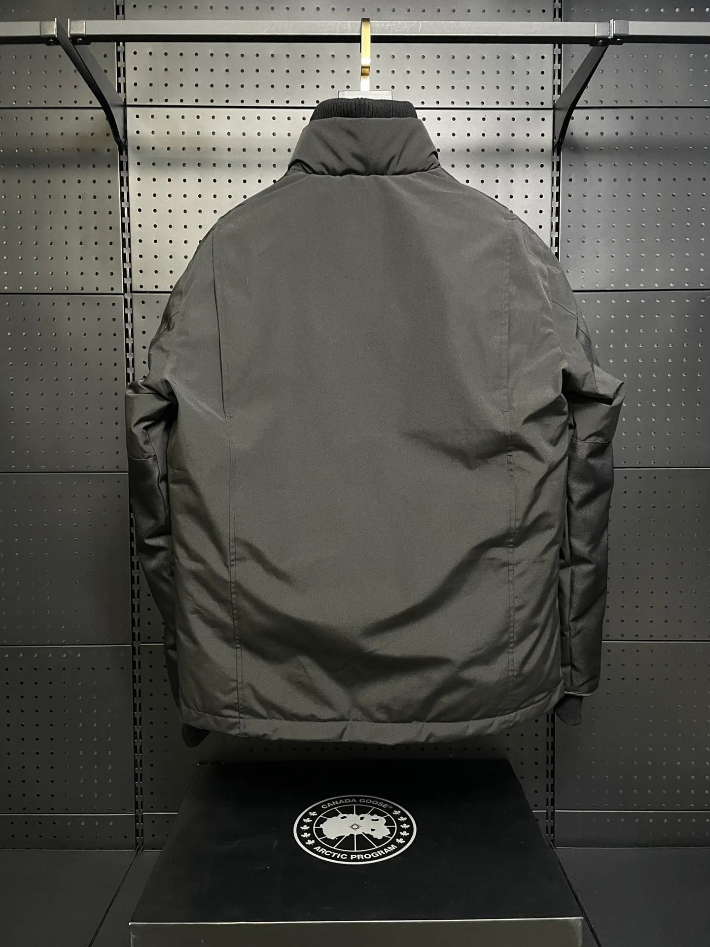 P800 forester men's new model black 24 models Canada Goose (Canada Goose) Men's model xs-xxl The highest version on the market! 🔥 Recommendation of single product for autumn and winter hard goods # Produced by OEM canada goose # The Canadian brand canada goose has always been recognized as the warmest down jacket, and its existence can often be seen in the winter street photos of various celebrities. I make Canada Goose every year, but I still can’t get rid of my love for it. No matter how cold the weather is, there’s no need to be afraid! Because this year, as always, we will provide you with ruthless goods and prepare large quantities of goods. I believe that the market has become a bit chaotic, but we are not afraid. Only good things are competitive, not comparing prices! No one is stupid enough to quote a high price and send old customers away! Look at price in the short term and quality in the long term! If you care about quality, please respect its price! If what you want is cheap, please don't expect good quality! You get what you pay for, this is the rule of the market! We really value quality. It is only worn by the one who understands you! Filling content: 90 international standard duck down! I won’t say much more, everyone sells their own goods! Regarding the down content, you can feel it with your hands. There is nothing wrong with good down. Another customer said that the clothes are very light, but the ones on the market are very heavy. For us insiders, adding some filament to the clothes will make them look bulging and heavy. But we won't do that! 🔥Pure original fidelity! 🔥Everyone who has been cooperating with us in the past few years knows that the large-scale wholesale market products are incomparable to us. You are welcome to visit the brick cabinet and then come to my home to buy! It is the legendary warmest down jacket. A goose and a single layer of clothing can withstand minus 20 degrees Celsius! Known as a must-have for Arctic outdoor sports! The most popular down jacket in the world, celebrities are rushing to buy it, it is a must-have!